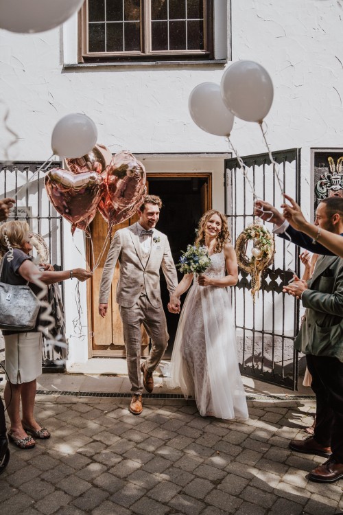 Ein Brautpaar beim Auszug aus der Kapelle.