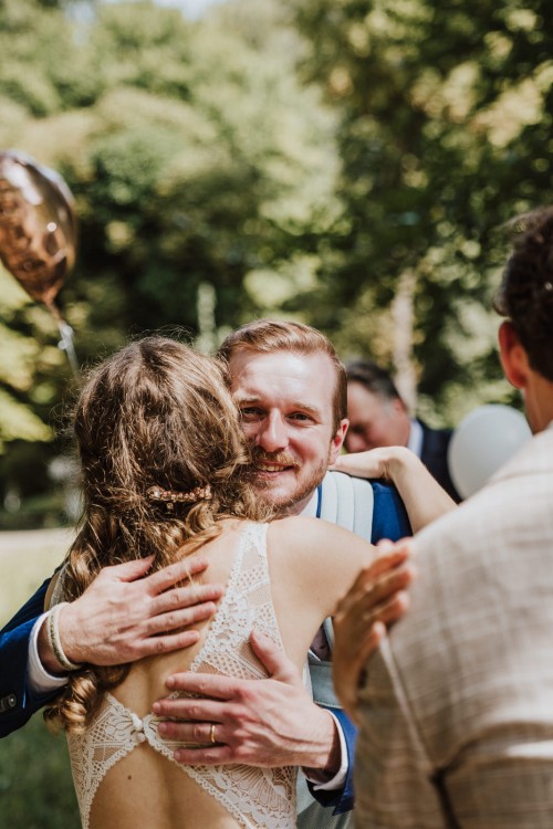 Ein Mann umarmt eine Braut.