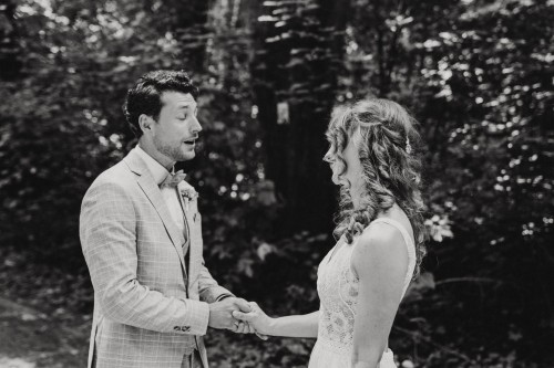 Ein schwarz-weißes Bild von einem Bräutigam der seiner Braut singt.