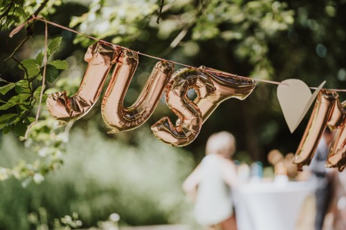 Folienballon Buchstaben aufgehängt am Baum.