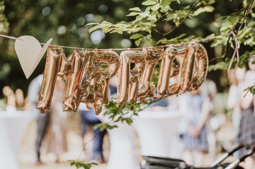 Folienballon Buchstaben aufgehängt am Baum.