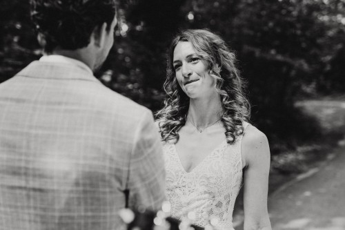 Eine Braut schaut den Bräutigam an.