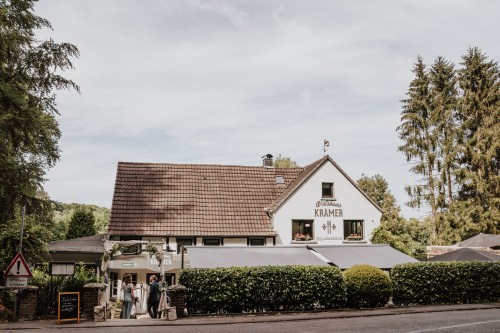 Ein Gebäude zwischen den Bäumen.