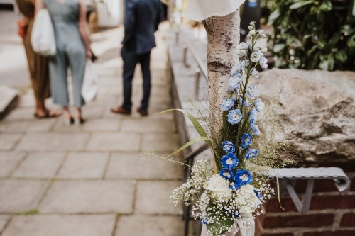 Blumendekorationen auf einem Traubogen.