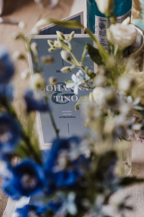 Eine Karte auf einem Tisch zwischen den Blumen.