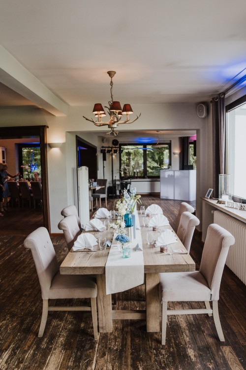 Ein festlich dekorierter Tisch.