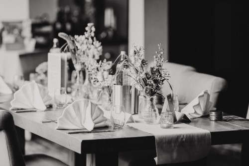 Ein festlich dekorierter Tisch.