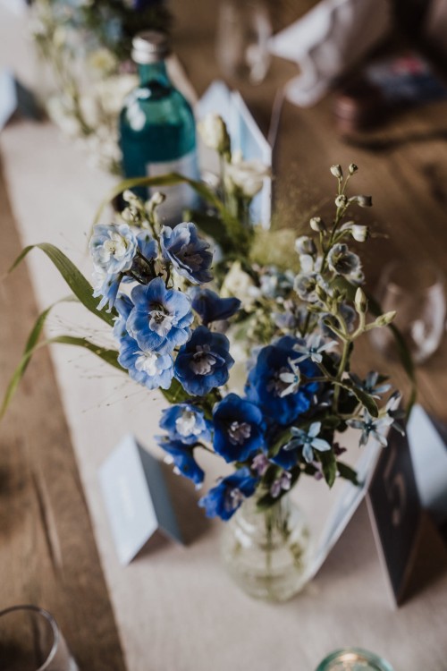 Eine Vase mit Blumen auf einem Tisch.