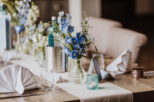 Ein Tisch festlich dekoriert mit Blumen.