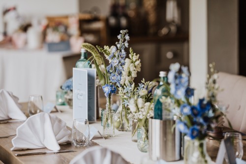 Ein Tisch festlich dekoriert mit Blumen.