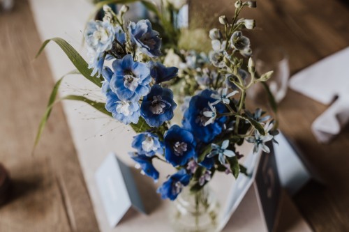 Eine Vase mit Blumen auf einem Tisch.
