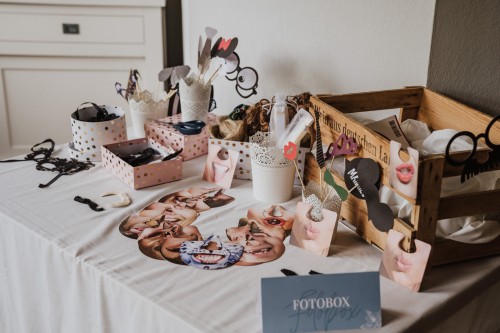 Ein Tisch mit lustigen Schildern.