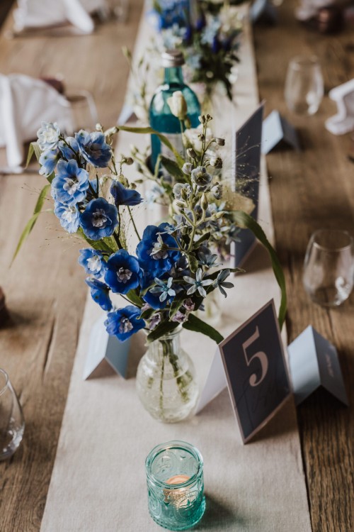 Ein festlich dekorierter Tisch mit Blumen.