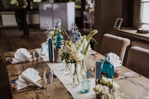 Ein festlich dekorierter Tisch mit Blumen.