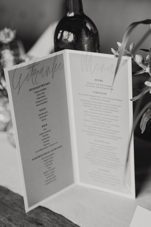 Eine Menükarte auf einem festlich dekorierten Tisch.