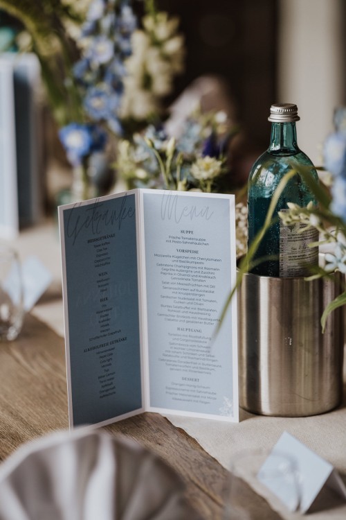 Eine Menükarte auf einem festlich dekorierten Tisch.