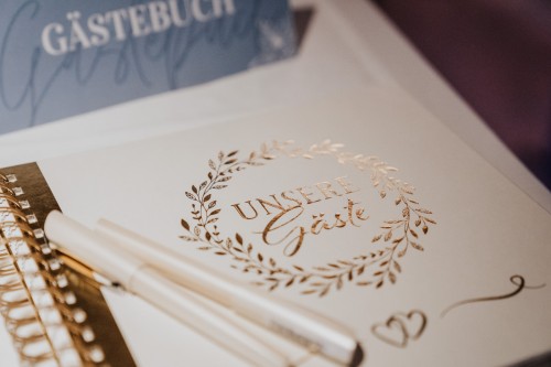 Ein Gästebuch mit Kugelschreiber drauf.