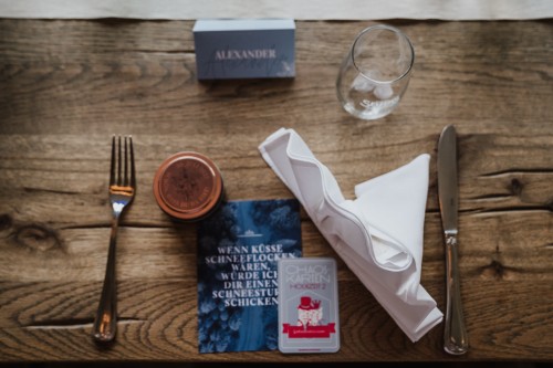 Ein Tisch mit Besteck und Deko.