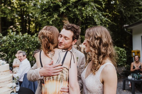 Ein Bräutigam umarmt eine Frau.