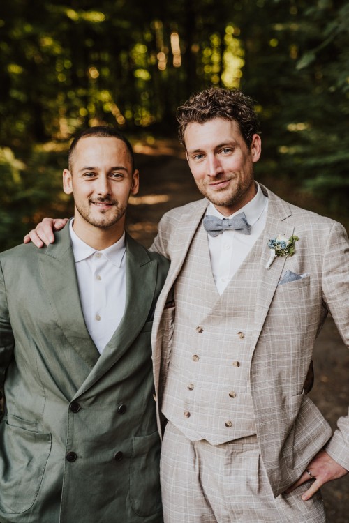 Zwei Männer umarmen sich und posieren für ein Foto.