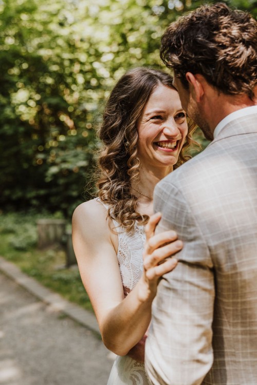 Eine Braut und ein Bräutigam stehen im Wald.