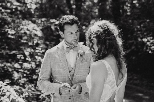 Ein Bräutigam und eine Braut stehen im Wald.