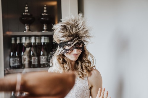 Eine Frau mit einer Maske.