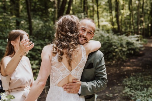 Ein Mann umarmt eine Braut.