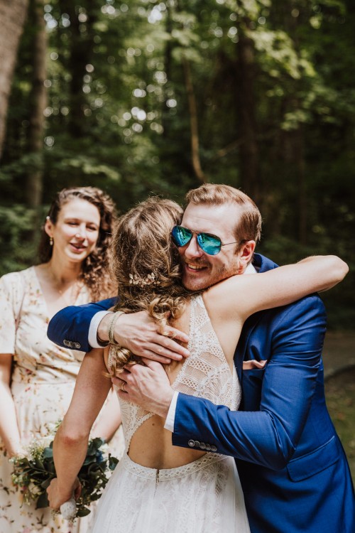 Ein Mann umarmt eine Braut.