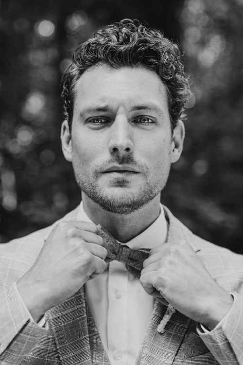 Ein Bräutigam richtet seine Fliege.