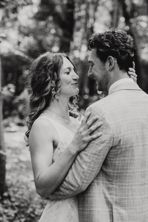 Ein schwarz-weißes Bild von einem Brautpaar.