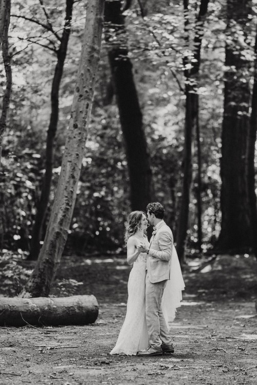 Ein schwarz weißes Bild vom tanzenden Brautpaar.