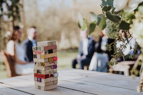 Ein Jenga Turm auf einem Tisch.