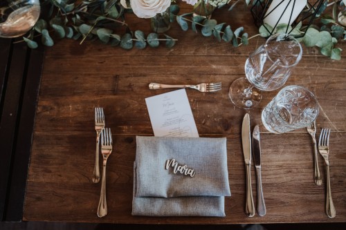 Eine festliche Tafel mit einem Namensschild.