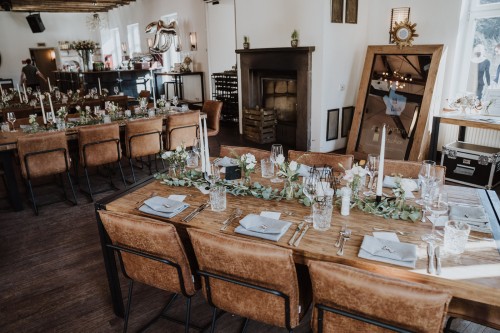 Eine festliche Tafel dekoriert mit Blumen.