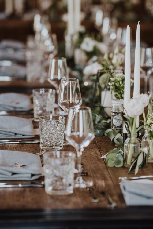 Eine festliche Tafel mit Blumendekoration.