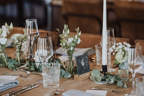 Eine festliche Tafel mit Blumendekorationen.