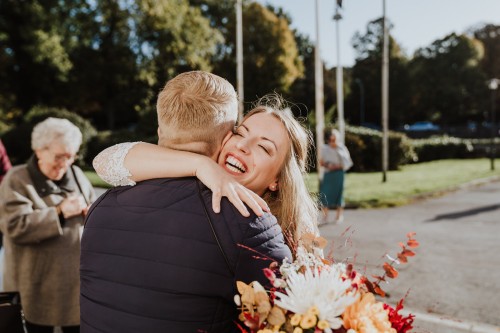 Ein Mann umarmt eine Braut.