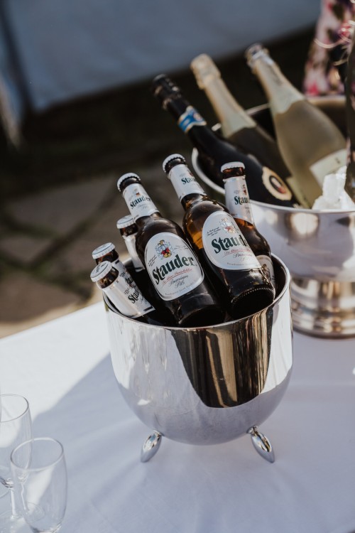 Eine Schale mit Bild auf einem Tisch.