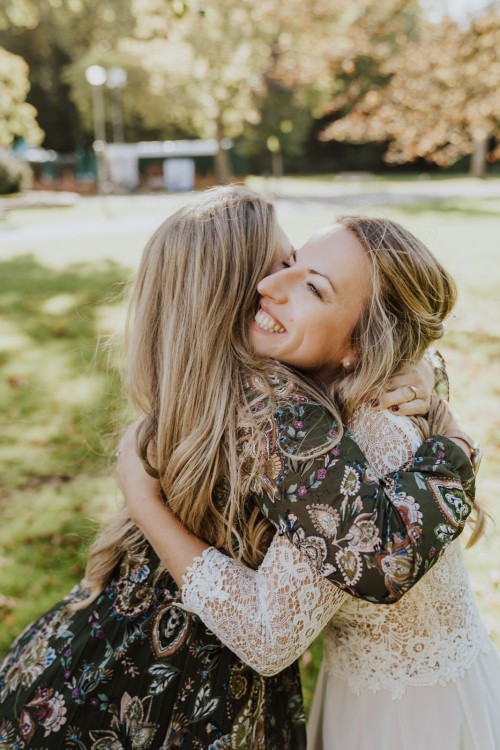 Eine Frau umarmt die Braut.