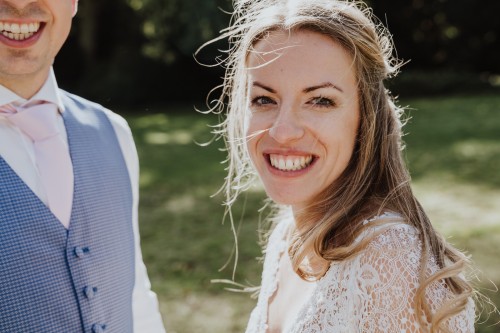 Ein Bräutigam und eine lächelnde Braut.