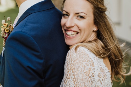 Eine Braut umarmt einen Bräutigam.