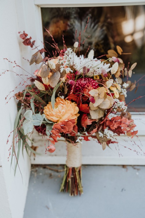 Ein Blumenstrauß auf einem Fensterbrett.