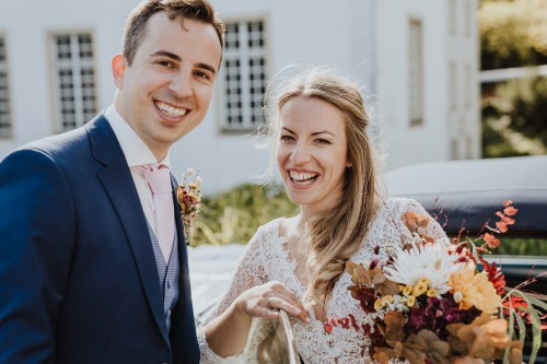 Ein Brautpaar steht vor dem Standesamt.