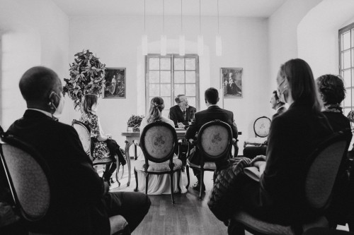 Ein schwarz-weißes Bild von einem Brautpaar im Standesamt.