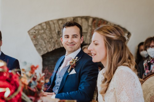 Ein Bräutigam schaut seine Braut an.