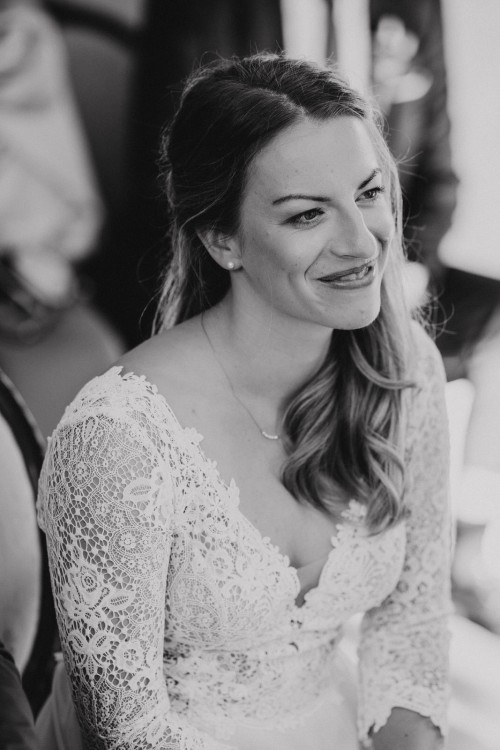 Ein schwarz-weißes Bild von einer Braut.