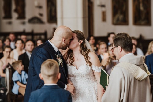 Ein Brautpaar küsst sich.