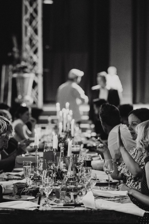 Ein schwarz-weißes Bild von einem Tisch.