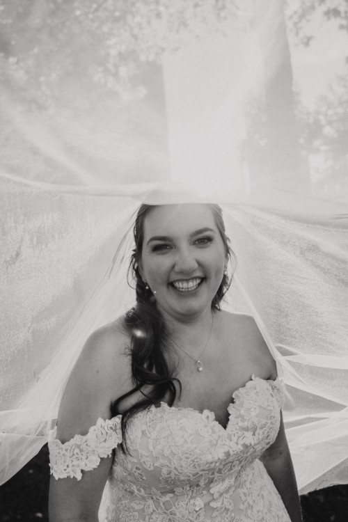 Ein schwarz-weißes Portrait von einer Braut und dem Schleier.